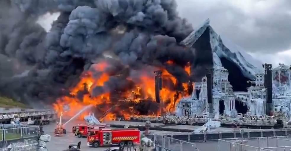 Incêndio destrói palco principal do Tomorrowland na Bélgica a poucos dias do festival Palco principal do Tomorrowland pega fogo na Bélgica (Foto: Reprodução/X/BNONews)