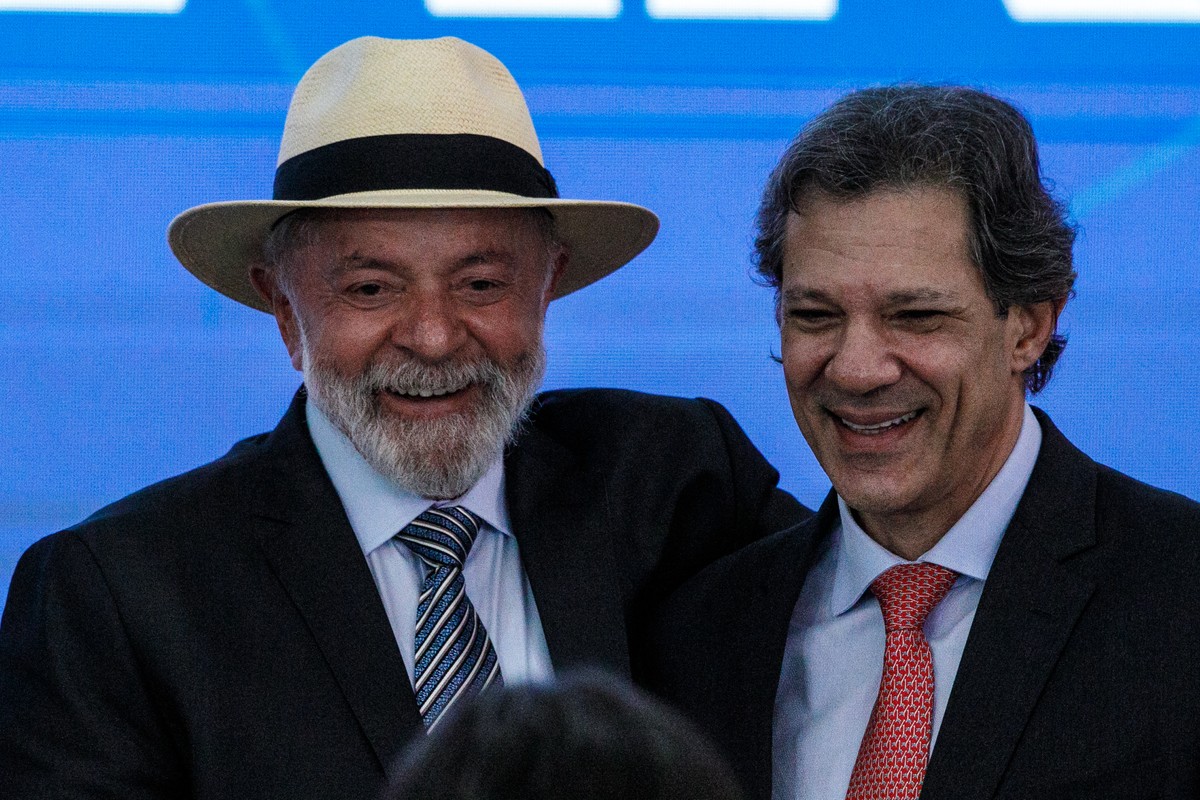 Governo busca negociar com Congresso após judicialização do IOF O presidente Lula e o ministro da Fazenda, Fernando Haddad, no Palácio do Planalto (Foto: Brenno Carvalho / Agência O Globo)