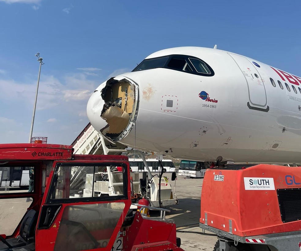 Avião faz pouso de emergência após colisão com pássaro danificar bico Danos no bico de um Airbus 320 da Iberia após choque com pássaros durante um voo entre Madri e Paris, em 3 de agosto de 2025. (Foto: Reprodução/ Redes sociais)