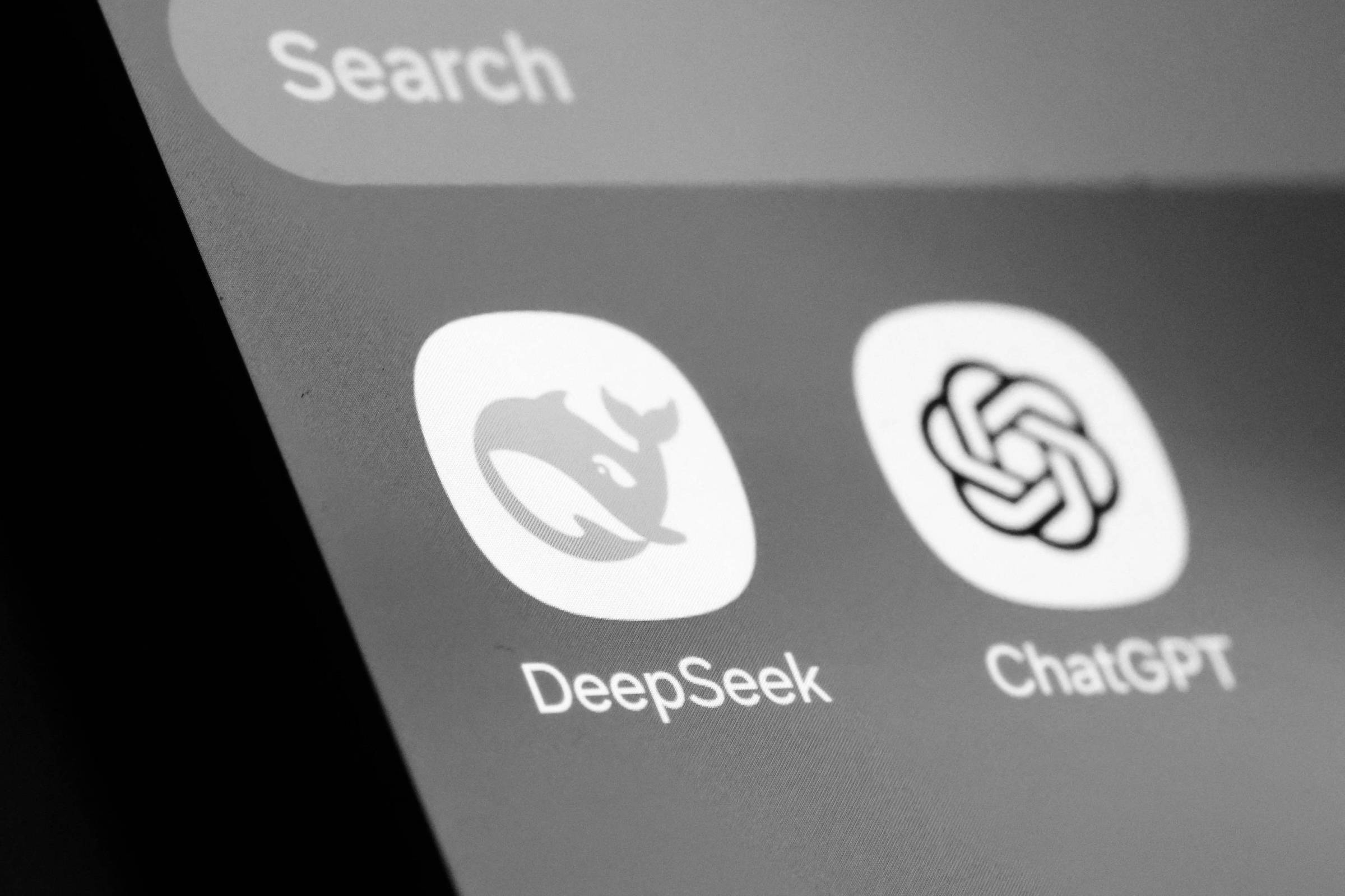 Ícones de aplicativos de inteligência artificial na tela de um telefone celular (Foto: Dado Ruvic/Reuters)