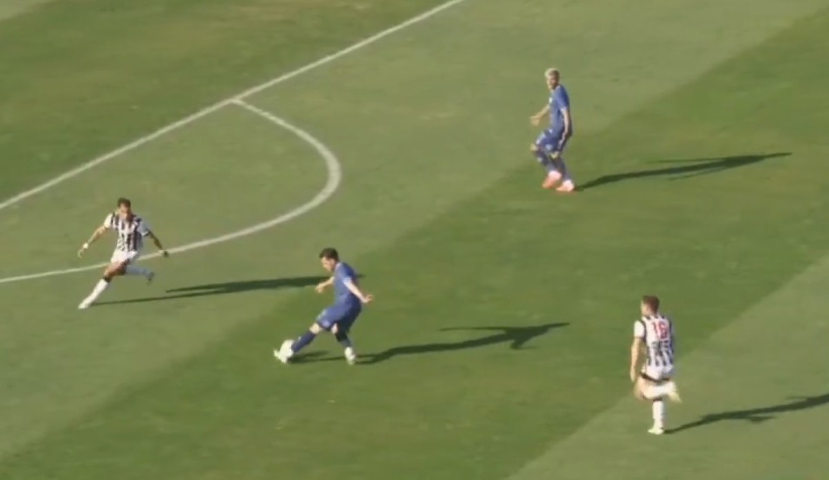 Gol anulado por erro de impedimento gera polêmica na segunda divisão argentina Erro bizarro de impedimento anula gol de partida da segunda divisão argentina (Foto: Reprodução)