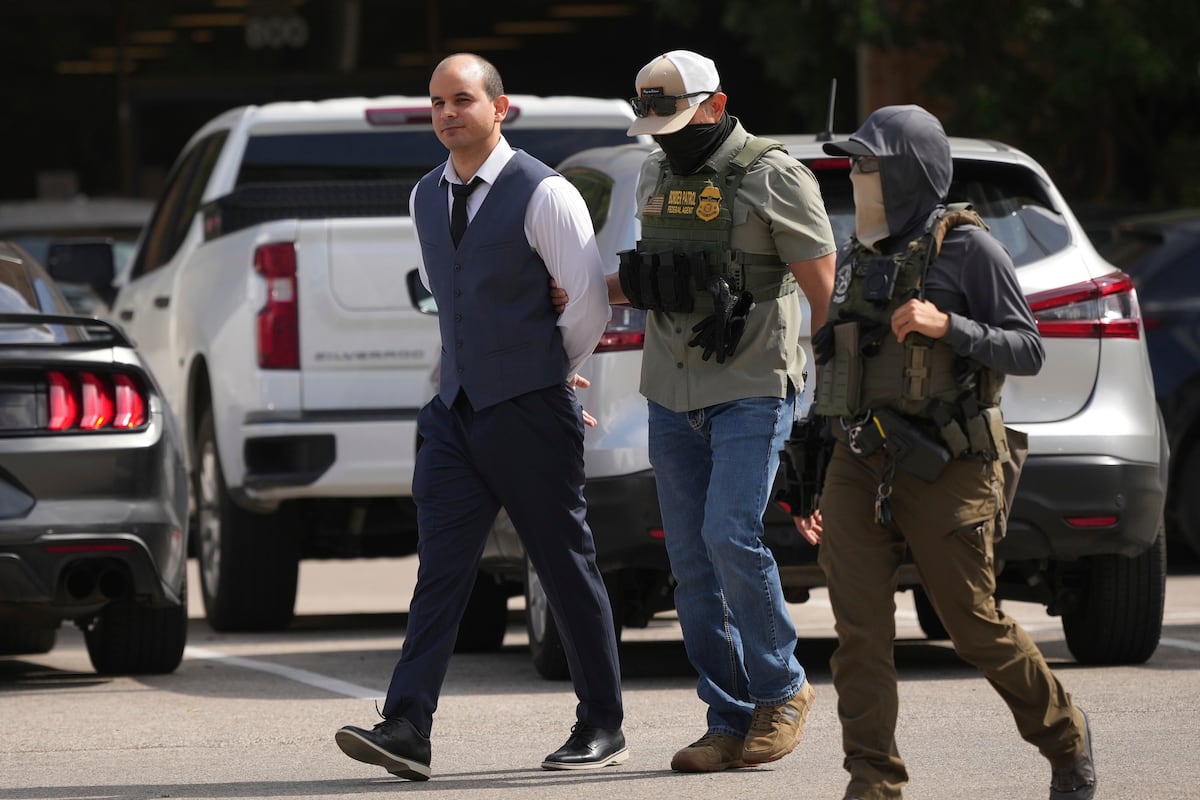 Texas registra 20 mil prisões em cinco meses na luta contra imigração ilegal Um homem é preso e escoltado por agentes federais em junho de 2025. (Foto: Associated Press/LaPresse)