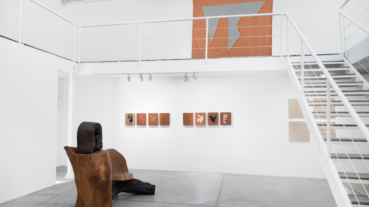 Galeria em São Paulo transforma design, natureza e palavras em arte inovadora Zanini de Zanine: manifestações artísticas que servem como base para o design e arquitetura em exposição na Galeria Luis Maluf (Foto: Ana Aliaga/Divulgação)
