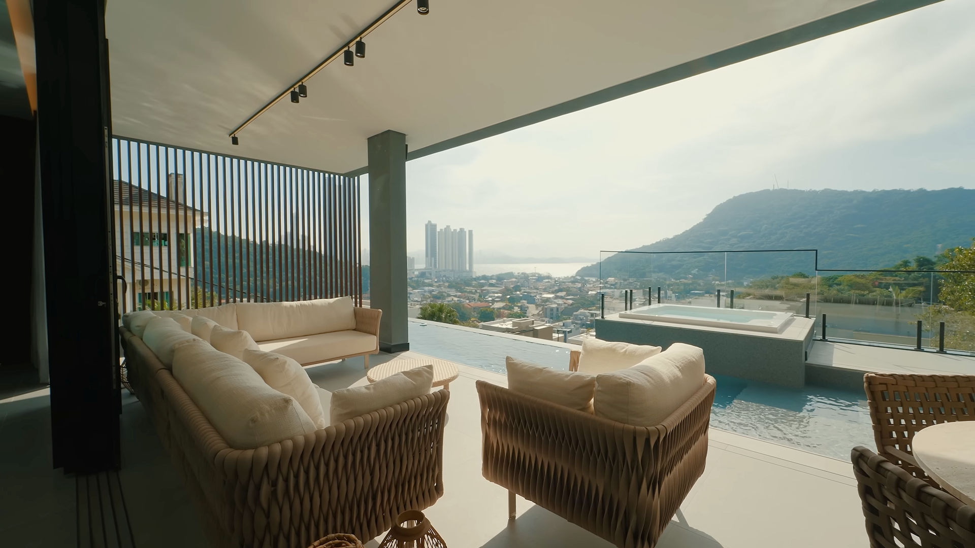 Mansão triplex de R$ 28 milhões em Balneário Camboriú oferece vista deslumbrante para o mar Foto: Reprodução