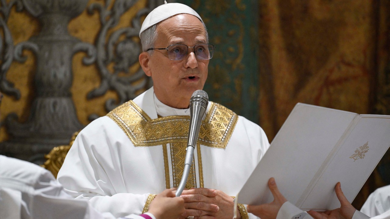 Papa Leão XIV deve visitar seu primeiro destino internacional em breve Papa Leão XIV celebra primeira missa aos cardeais na Capela Sistina - 09/05/2025 (Foto: VATICAN MEDIA/AFP)