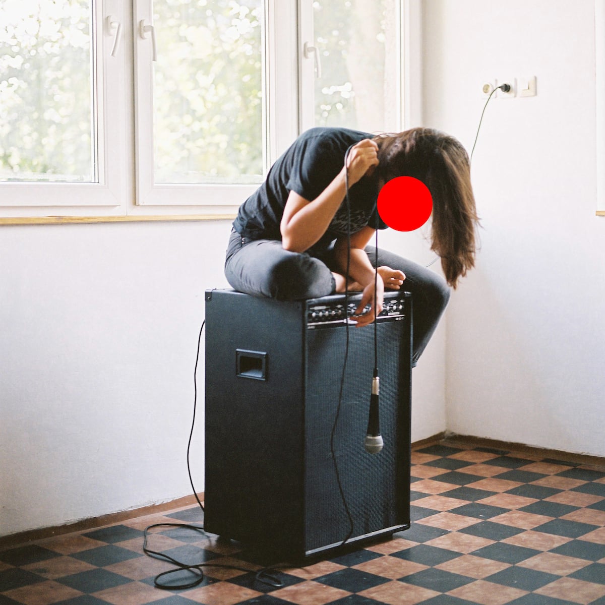 Residência de artistas revela uma trama de beleza e maldade intrigante Sarah M. H., música de jazz e artista sonora, na residência artística Kpal de Zalaegerszeg (Hungria), em agosto de 2019. (Foto: Estela Sanchis)