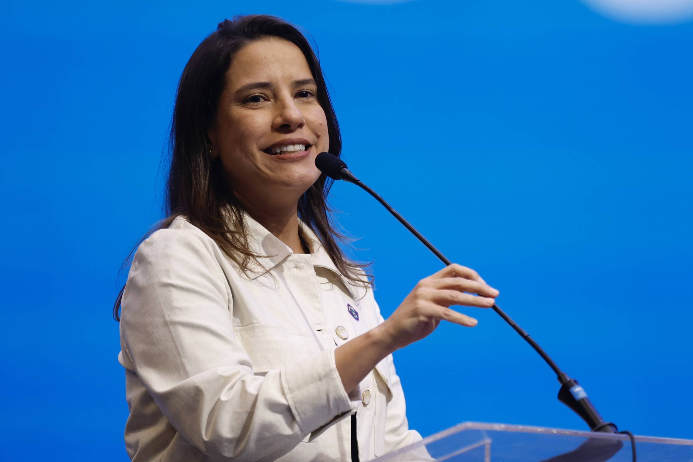 Governo de Pernambuco aprova credenciamento de comunidade terapêutica aliada a Raquel Lyra Raquel Lyra (esq.) e missionária Michele Collins em foto tirada na filiação da governadora ao PSD (Foto: Reprodução/Instagram)