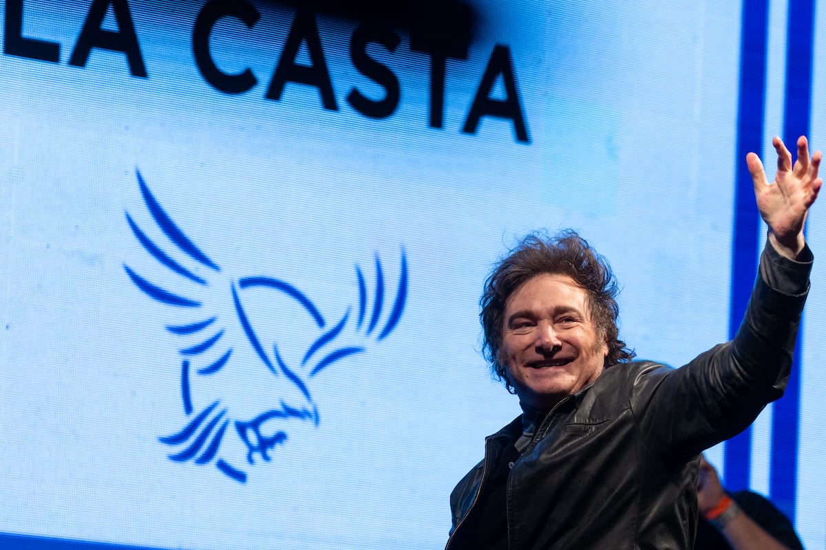 Milei e peronismo finalizam listas e se preparam para intensa campanha na província Javier Milei sauda simpatizantes durante um evento do partido La Libertad Avanza, em setembro de 2024. (Foto: Tomas Cuesta/Getty Images)