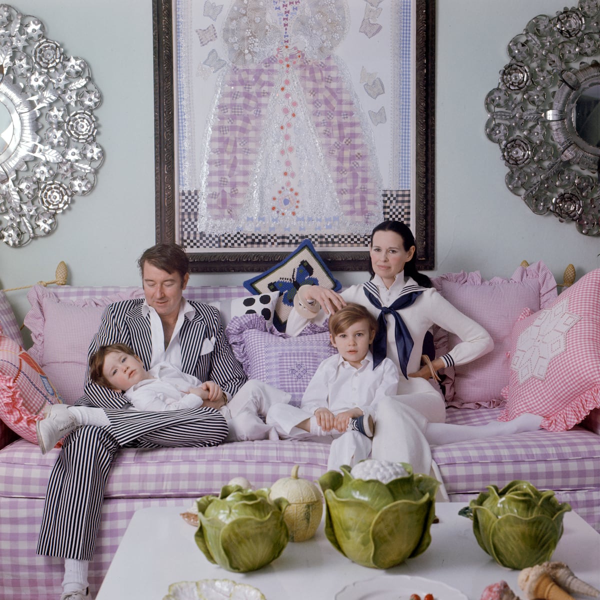 Cores pastel substituem logomania e luxo como novo símbolo de status Foto de família dos Cooper em sua casa em Southampton, Nova York: Wyatt Emory Cooper, Gloria Vanderbilt Cooper e seus filhos Carter e Anderson Cooper. (Foto: Jack Robinson/Getty Images)