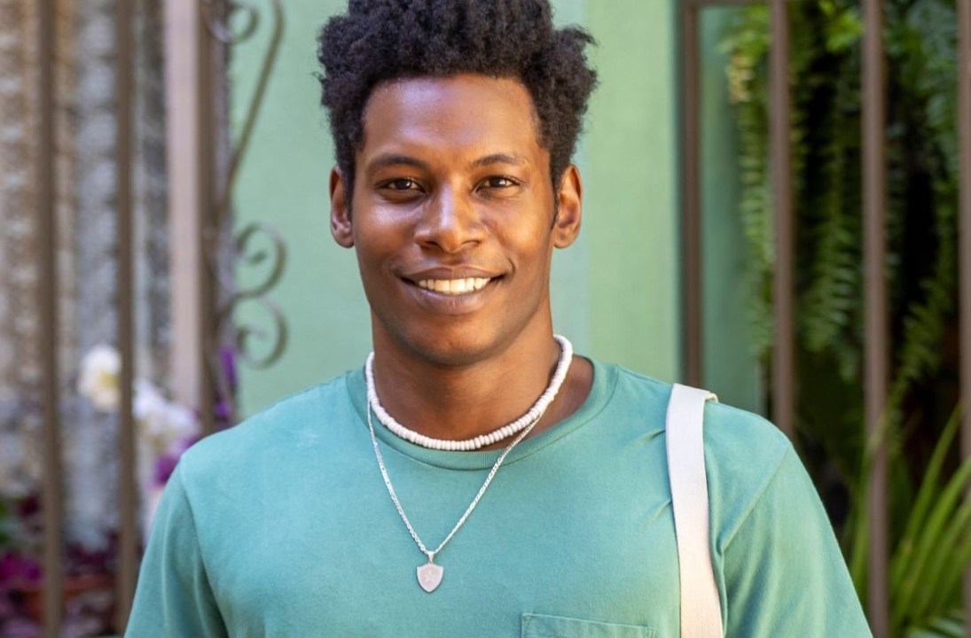 Ator em ascensão enfrenta desafios para brilhar em 'Vale Tudo' Breno Ferreira, ator de 'Vale Tudo' (Foto: Léo Rosário/TV Globo)