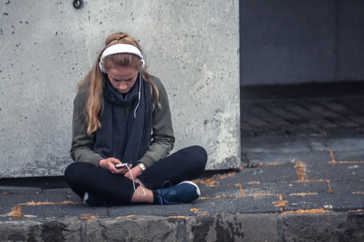 Adolescentes enfrentam depressão e ansiedade devido ao vício em telas O impacto da automutilação não se limita apenas aos adolescentes — pode afetar profundamente aqueles ao seu redor também. (Foto: fitopardo/Getty Images)