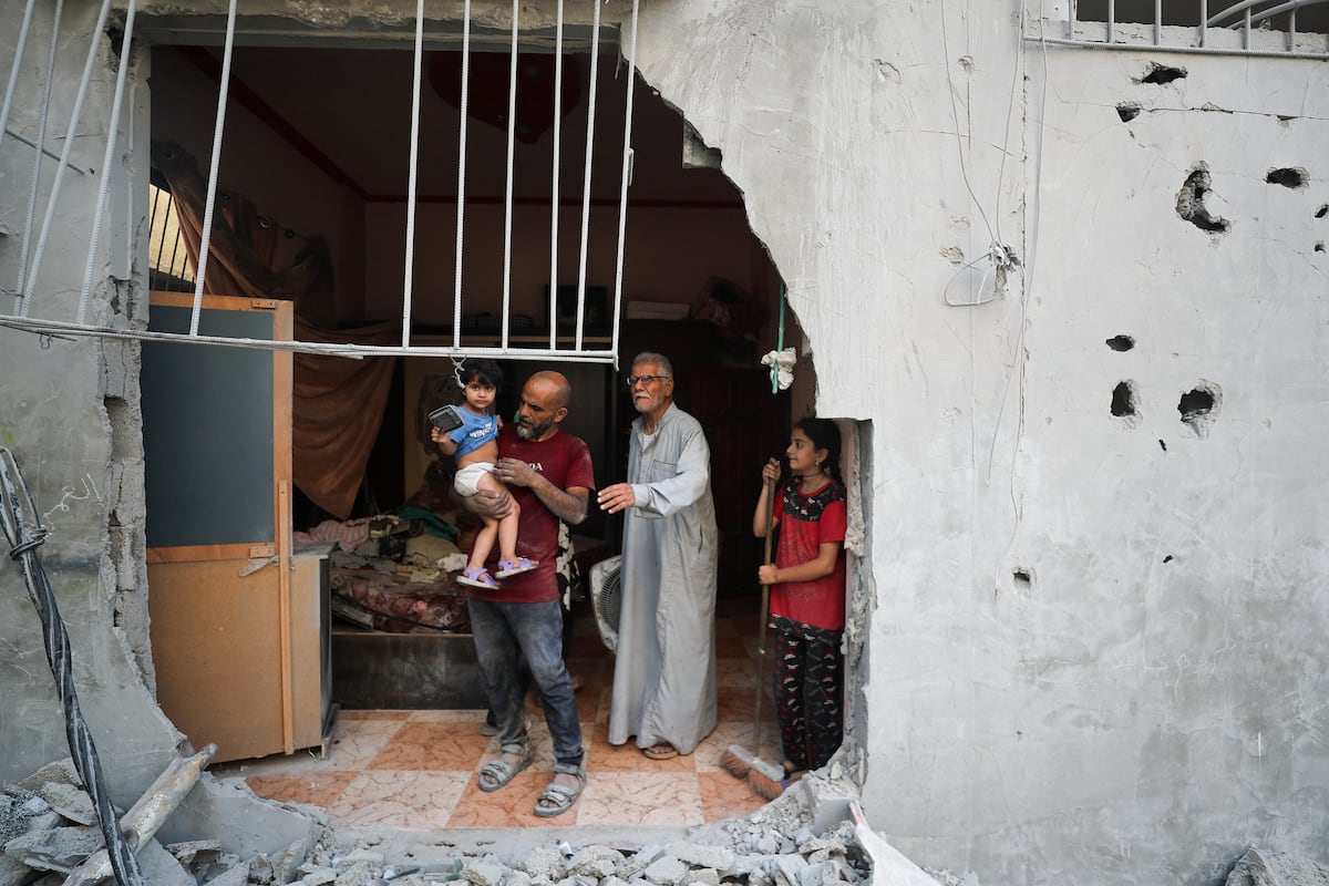 Netanyahu afirma que tregua em Gaza está mais próxima, mas famílias seguem apreensivas Um grupo de palestinos contempla os destroços provocados por um bombardeio israelense na Cidade de Gaza nesta sexta-feira. (Foto: Mahmoud Issa/REUTERS)