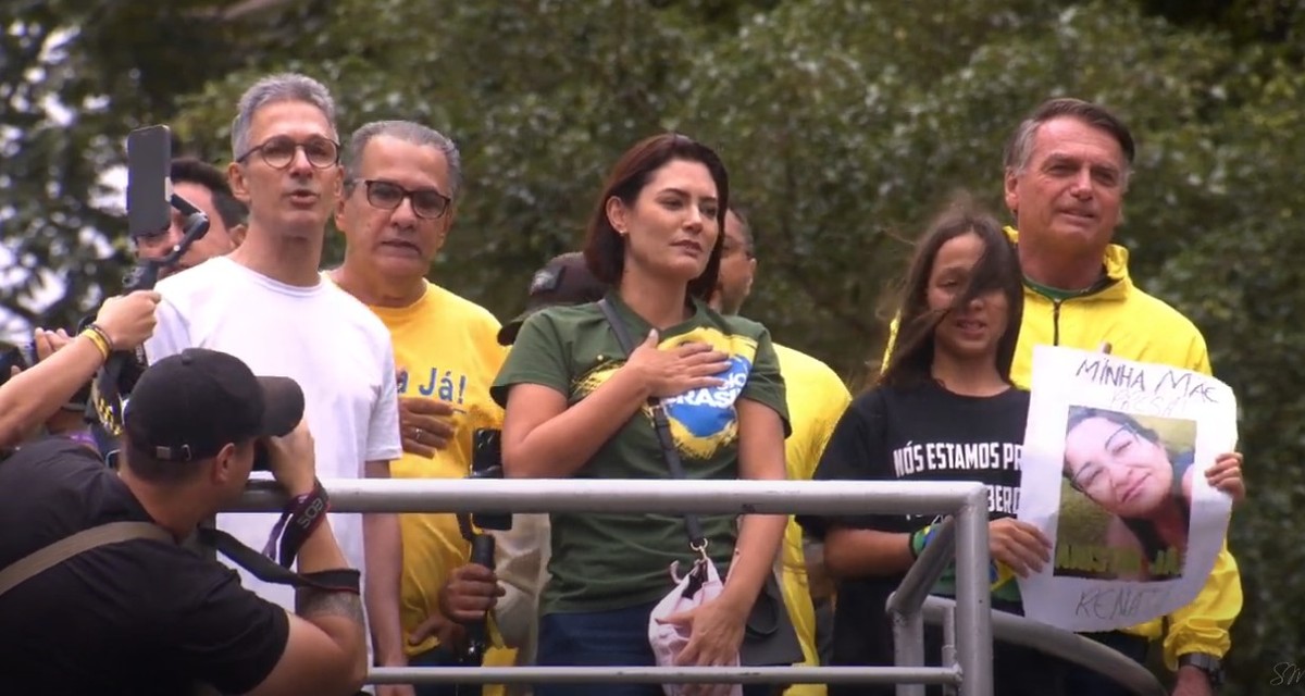 Abril de 2025: Romeu Zema, Silas Malafaia, Michelle Bolsonaro e Jair Bolsonaro no carro de som em ato na Avenida Paulista (Foto: Reprodução/YouTube)