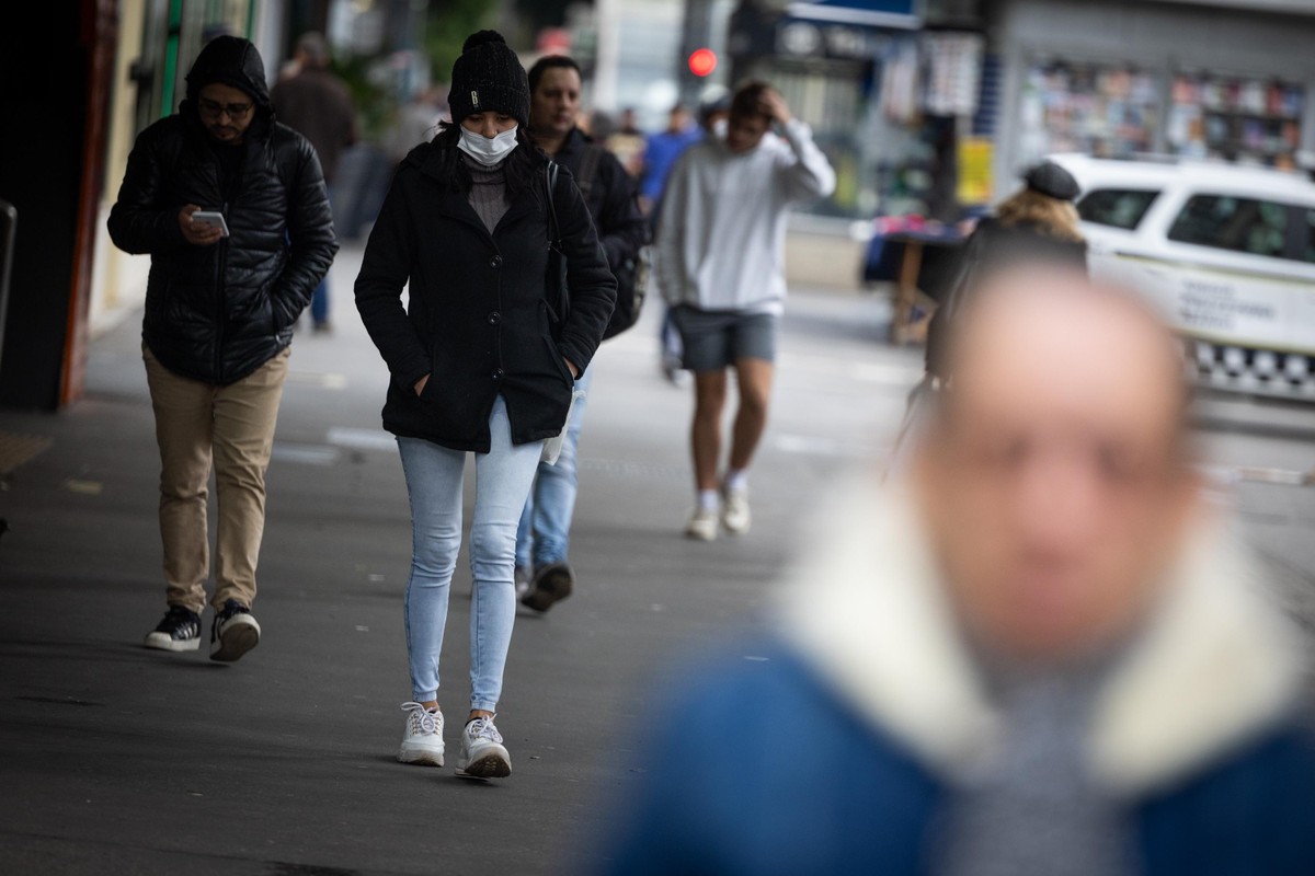 Paulistanos saem à rua agasalhados após madrugada de frio recorde (Foto: Maria Isabel Oliveira/O GLOBO)