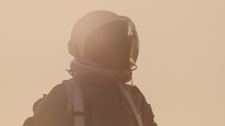 Investir no espaço: oportunidades e desafios para o futuro da exploração Retrato de astronauta em traje espacial e capacete. (Foto: Nisian Hughes | Stone | Getty Images)