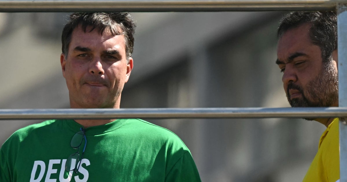 Flávio Bolsonaro em ato na Orla de Copacabana, no Rio, no domingo, 3 (Foto: Mauro Pimentel/AFP)