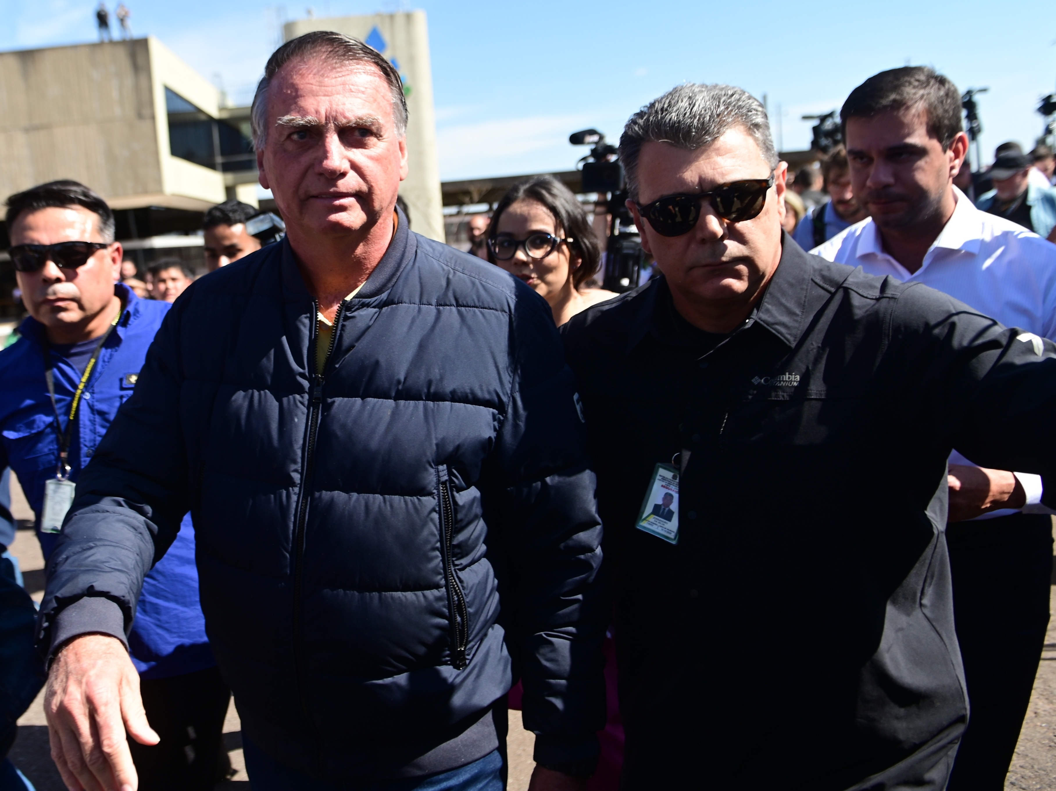 PF apreende dólares em casa de Bolsonaro e levanta debate sobre segurança financeira Jair Bolsonaro saindo da sede da Polícia Federal após colocar tornozeleira eletrônica (Foto: Lucio Tavor/Xinhua)