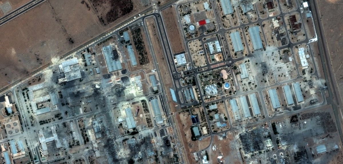 Irã enfrenta dilema entre aceitar paz forçada ou aumentar tensões com os EUA Imagem de satélite mostra os danos após os ataques dos EUA à instalação de enriquecimento nuclear de Isfahan, no centro do Irã (Foto: Maxar Technologies/AFP)