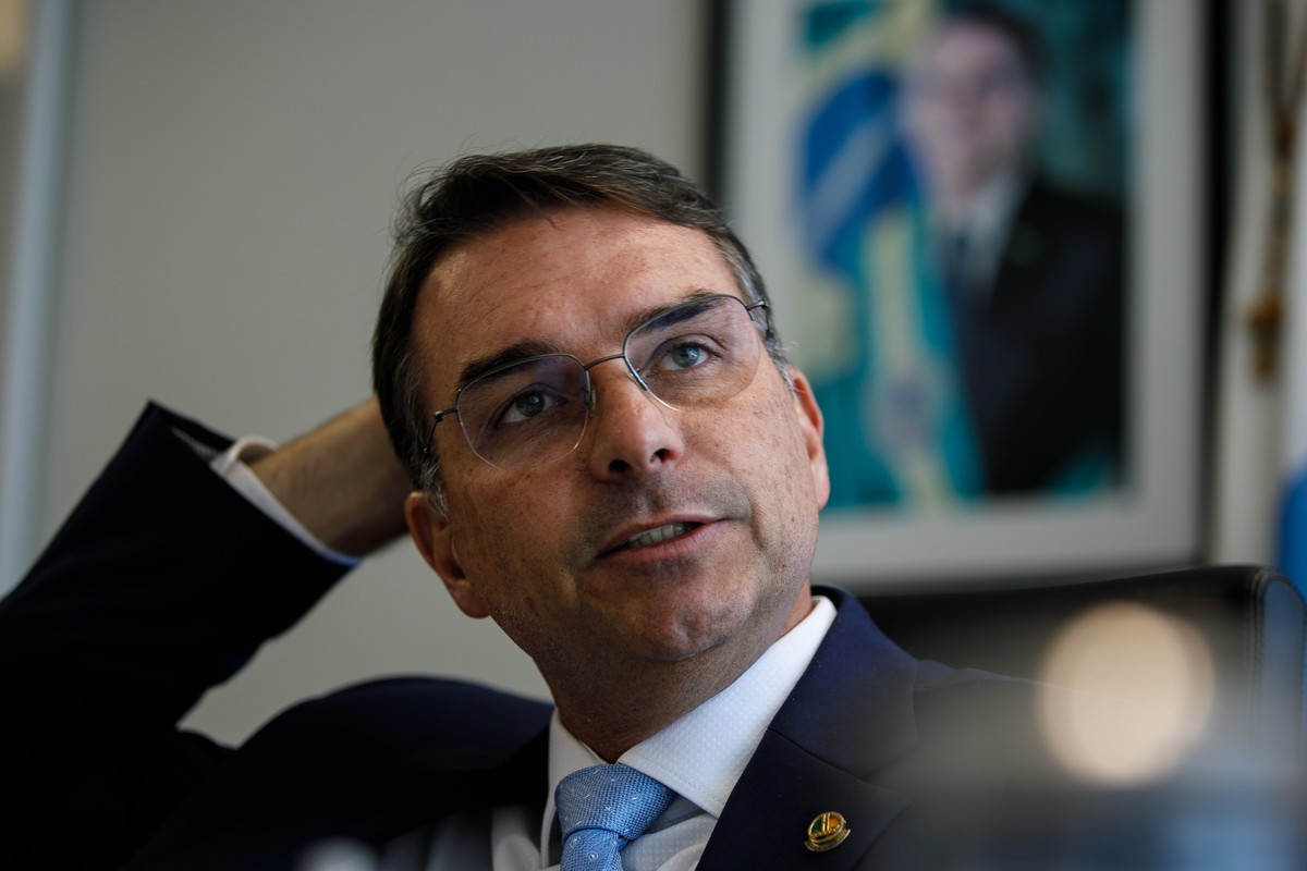 CPI do INSS deve excluir Flávio Bolsonaro e incluir Rogério Marinho no colegiado Flávio Bolsonaro em seu gabinete no Senado Federal, em Brasília (Foto: Brenno Carvalho / Agência O Globo)