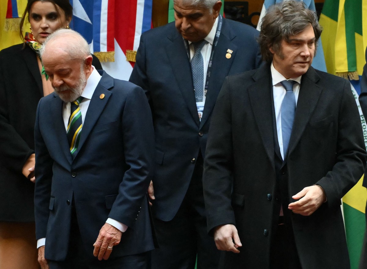 Presidentes do Brasil, Luiz Inácio Lula da Silva, e da Argentina, Javier Milei, durante cúpula do Mercosul em Buenos Aires (Foto: Luis ROBAYO / AFP)