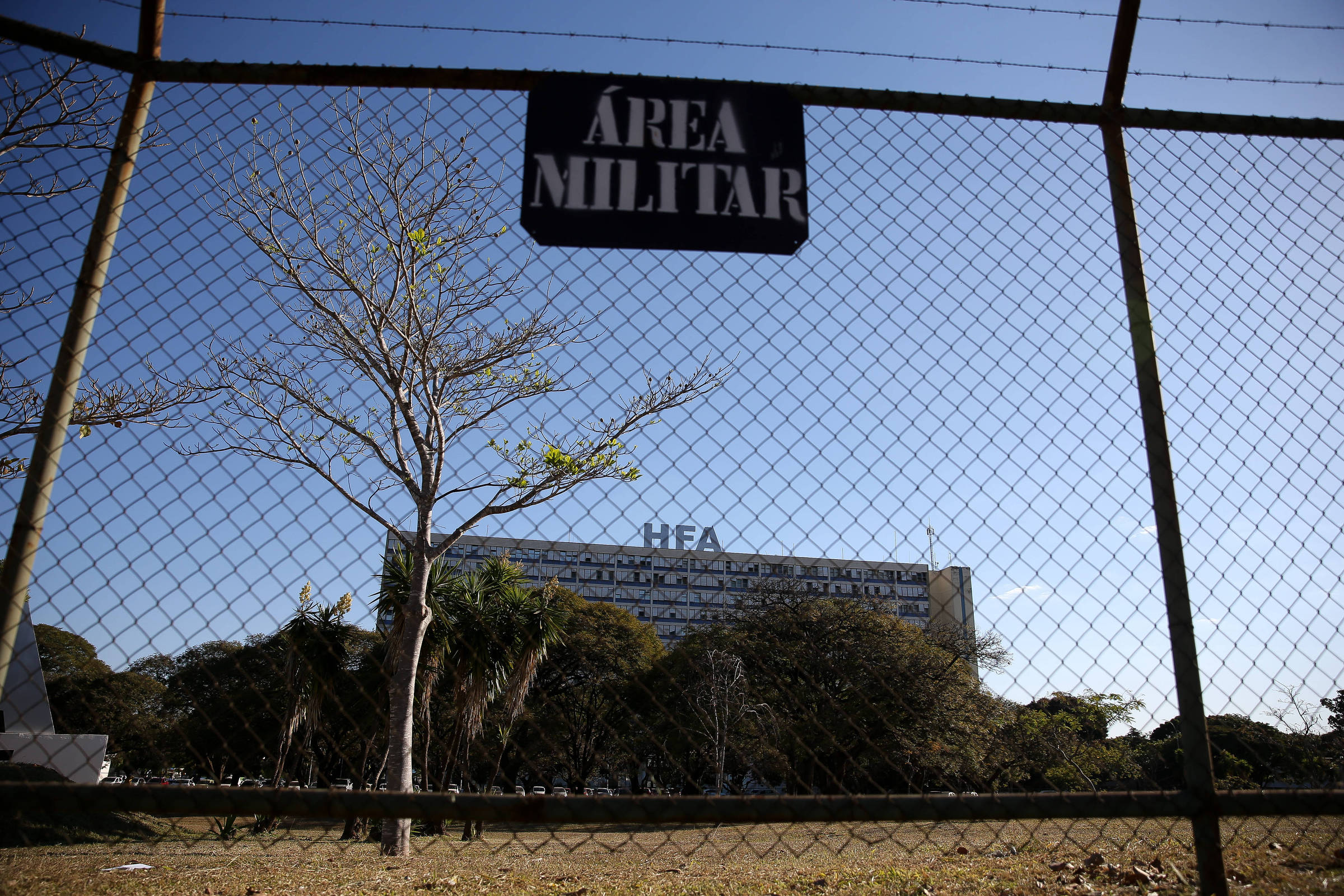 Exército e Aeronáutica aumentam efetivo temporário diante de desafios financeiros Hospital das Forças Armadas, em Brasília; oficiais temporários são contratados em funções como médico e enfermeiro para atender à demanda de instalações militares (Foto: Pedro Ladeira/Folhapress)