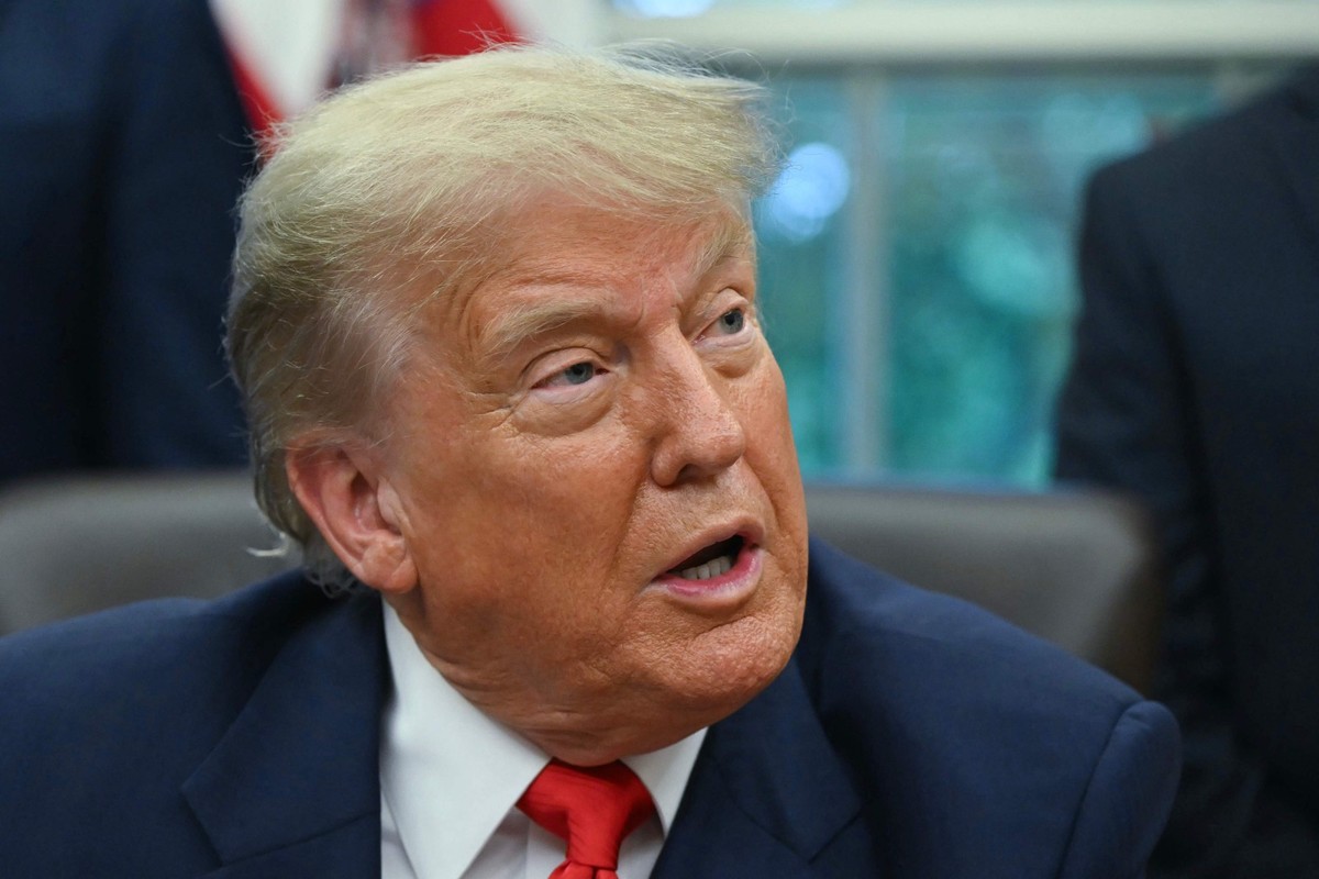 Trump aprova alívio fiscal imediato, mas cortes em benefícios sociais ficam para 2026 O presidente dos EUA, Donald Trump, durante coletiva de imprensa no Salão Oval da Casa Branca (Foto: ANDREW CABALLERO-REYNOLDS / AFP)