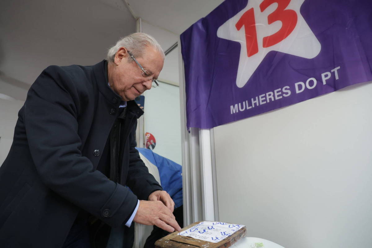 Dirceu planeja candidatura em 2026 e considera revisão do mensalão no PT José Dirceu, ex-ministro da Casa Civil (2003-2005), participa na Vila da Saúde, zona sul de São Paulo, da eleição da nova direção do PT (Foto: Fraga Alves - 06.jul.2025/Folhapress)