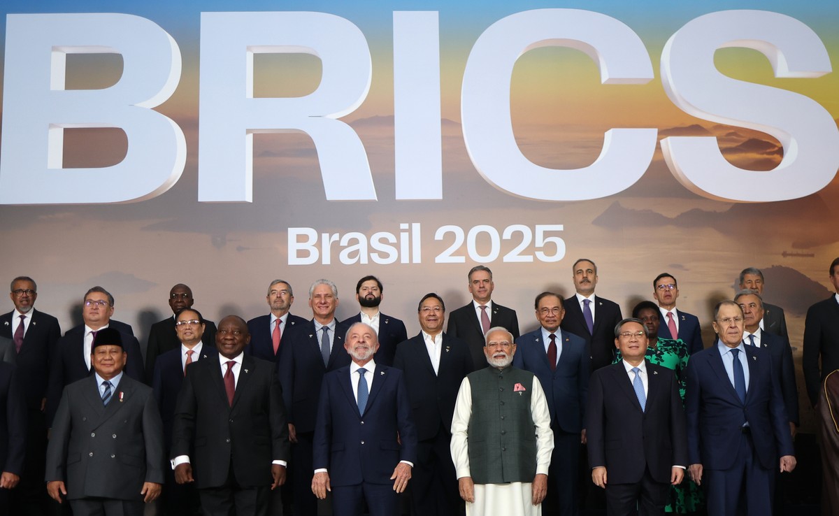 Trump intensifica sua oposição ao Brics em meio a tensões globais Os chefes de Estado posam para foto de encerramento da cúpula do Brics 2025 no Rio (Foto: Alexandre Brum/BricsBrasil)