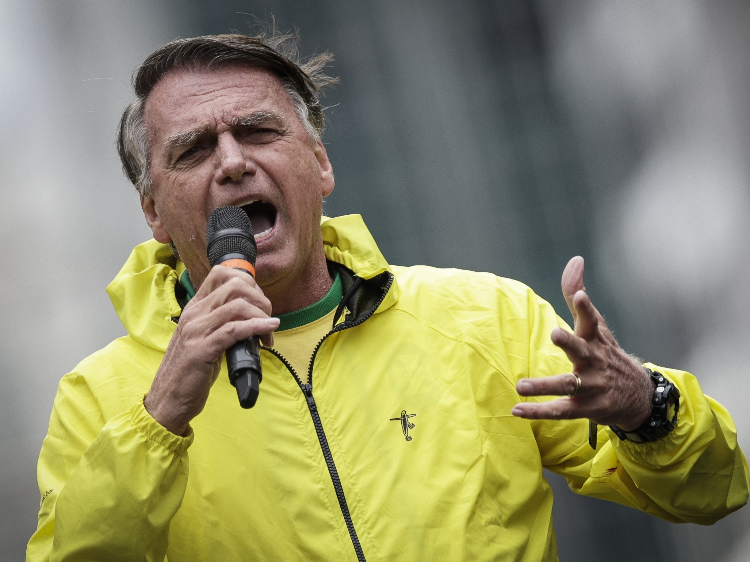 O ex-presidente Jair Bolsonaro discursa durante ato na avenida Paulista, em São Paulo, pela anistia de envolvidos nos atos de 8 de Janeiro (Foto: Bruno Santos/Folhapress)