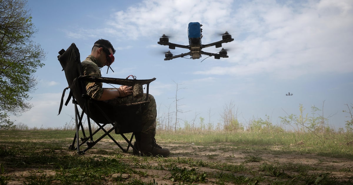 Um piloto de drone ucraniano na região de Kharkiv, no nordeste da Ucrânia, em abril de 2025: a Ucrânia modificou drones fabricados pela China para uso militar contra os russos (Foto: Tyler Hicks/The New York Times)