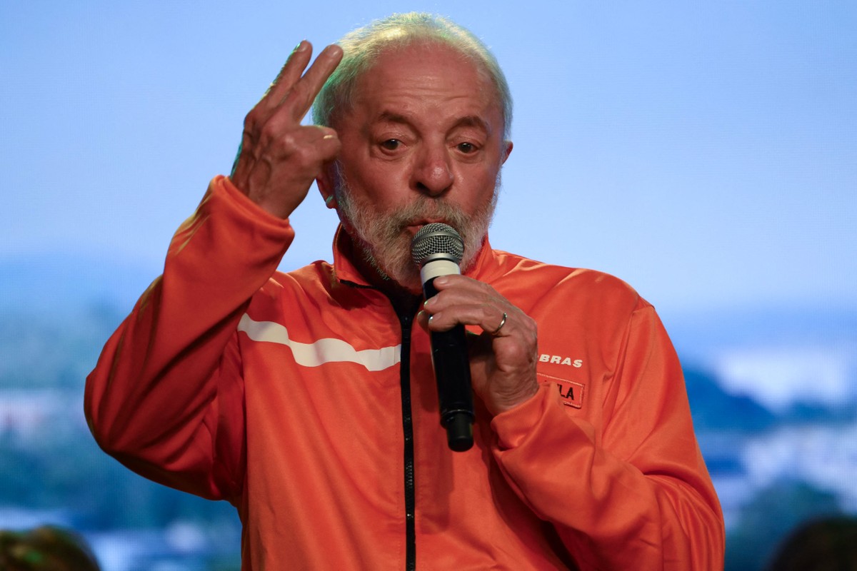 PL de Bolsonaro aposta na desistência de Lula da corrida presidencial Lula participa de evento da Petrobrás na Reduc — Foto: AFP/Mauro Pimentel