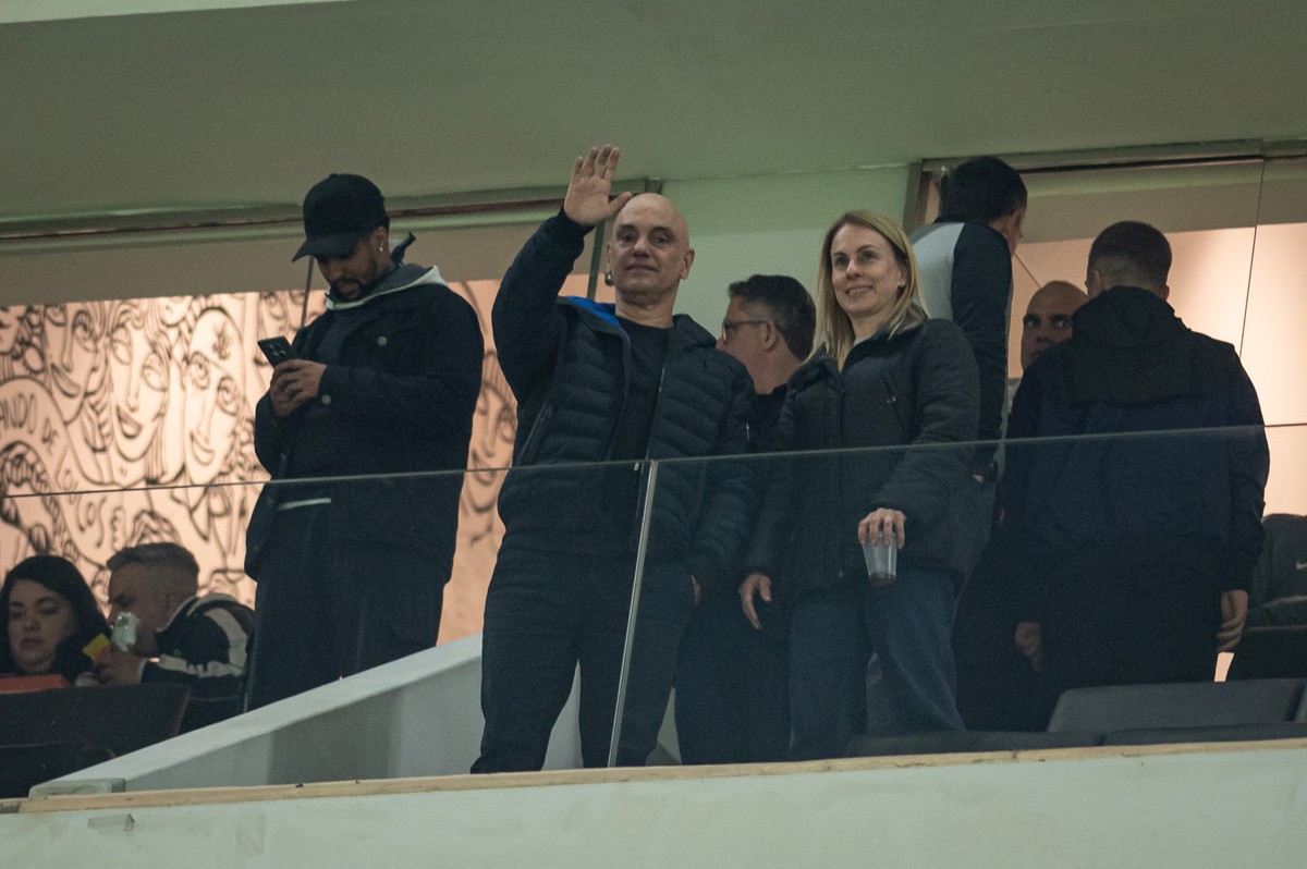 Alexandre de Moraes gera polêmica ao exibir dedo do meio em evento esportivo Ministro do STF Alexandre de Moraes acena a torcedores antes de partida entre Corinthians e Palmeiras, na Neo Química Arena (Foto: Ronaldo Barreto/Thenews2/Agência O Globo)