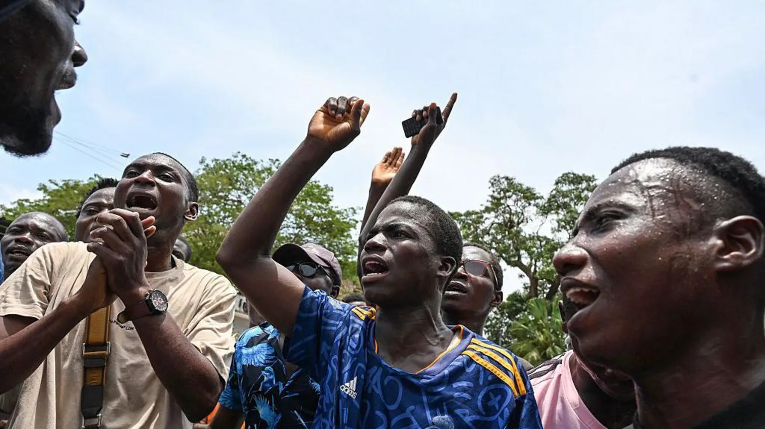 Influenciadores pan-africanistas espalham rumores sobre um suposto golpe de Estado Protestos reais ocorreram na Costa do Marfim sobre as próximas eleições, mas em maio o país foi atingido por falsas alegações sobre um golpe. (Foto: AFP/Getty Images)