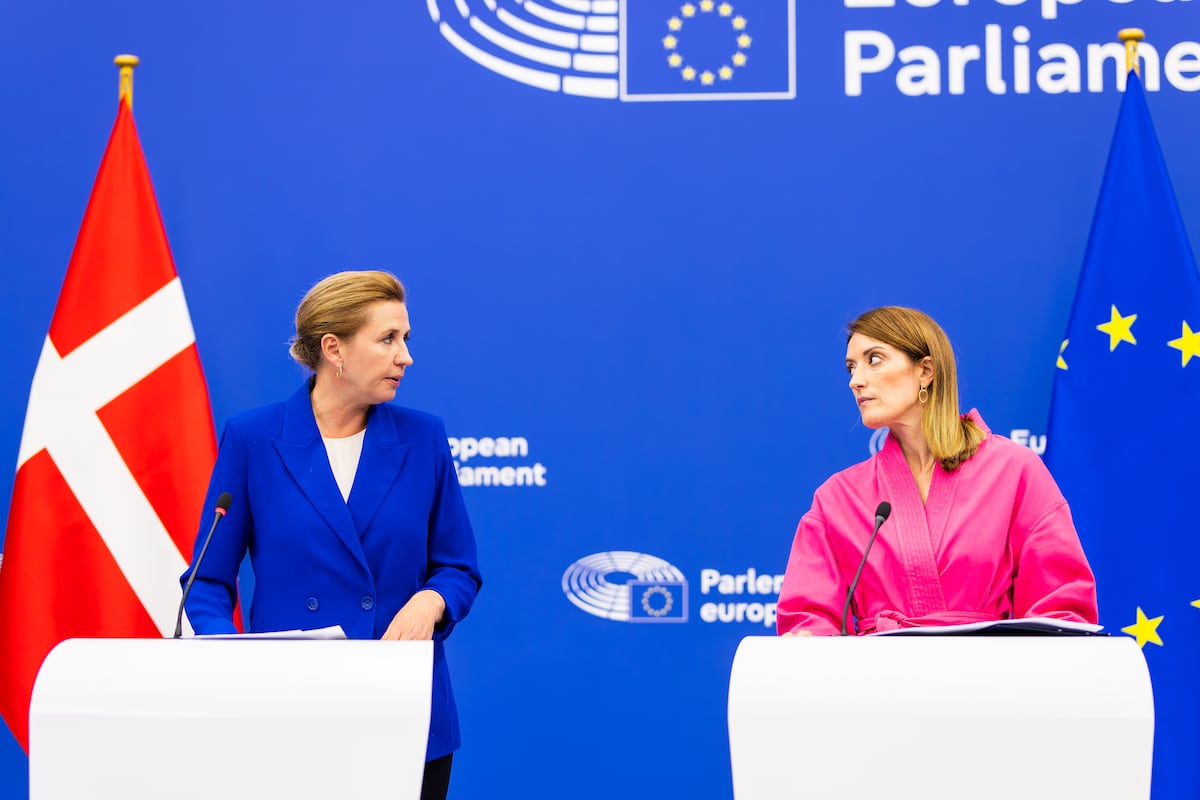 Dinamarca propõe controle migratório mais rigoroso como prioridade da UE A primeira-ministra dinamarquesa, Mette Frederiksen, junto com a presidenta da Eurocâmara, Roberta Metsola, em Estrasburgo no dia 8 de julho. (Foto: DPA via Europa Press)