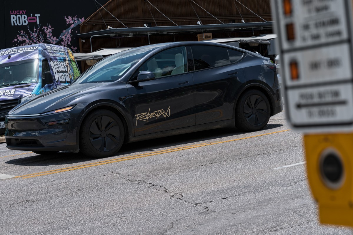 Tesla lança robotáxis nos EUA após anos de expectativa e com tarifa acessível Veículo que a Tesla está usando para testes de robotáxi em Austin (Foto: Bloomberg)
