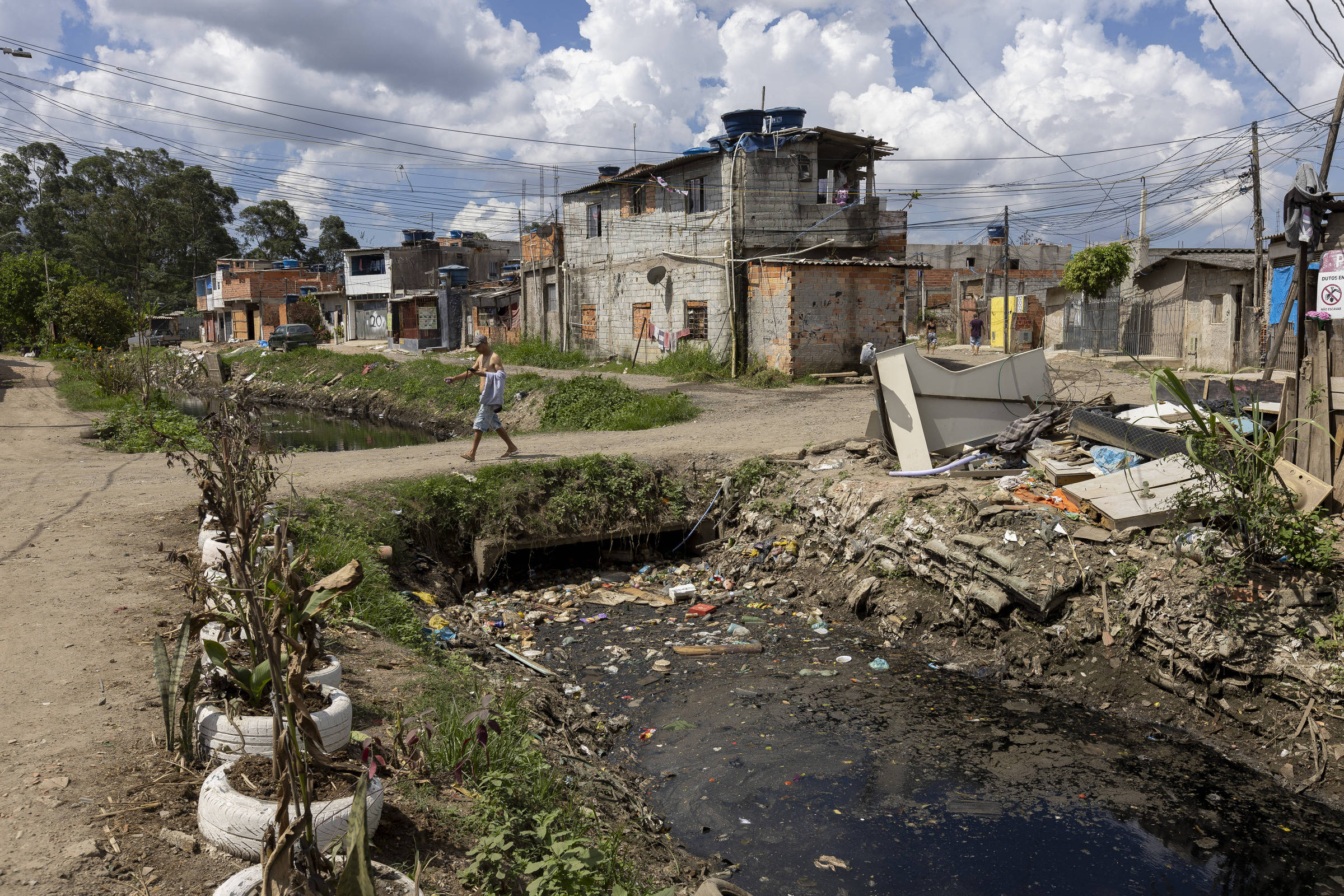 Brasil fica para trás em saneamento com avanço de Índia, China e Iraque Esgoto a céu aberto no Jardim Pantanal, na zona leste de São Paulo. (Foto: André Porto - 18.mar.25/UOL)