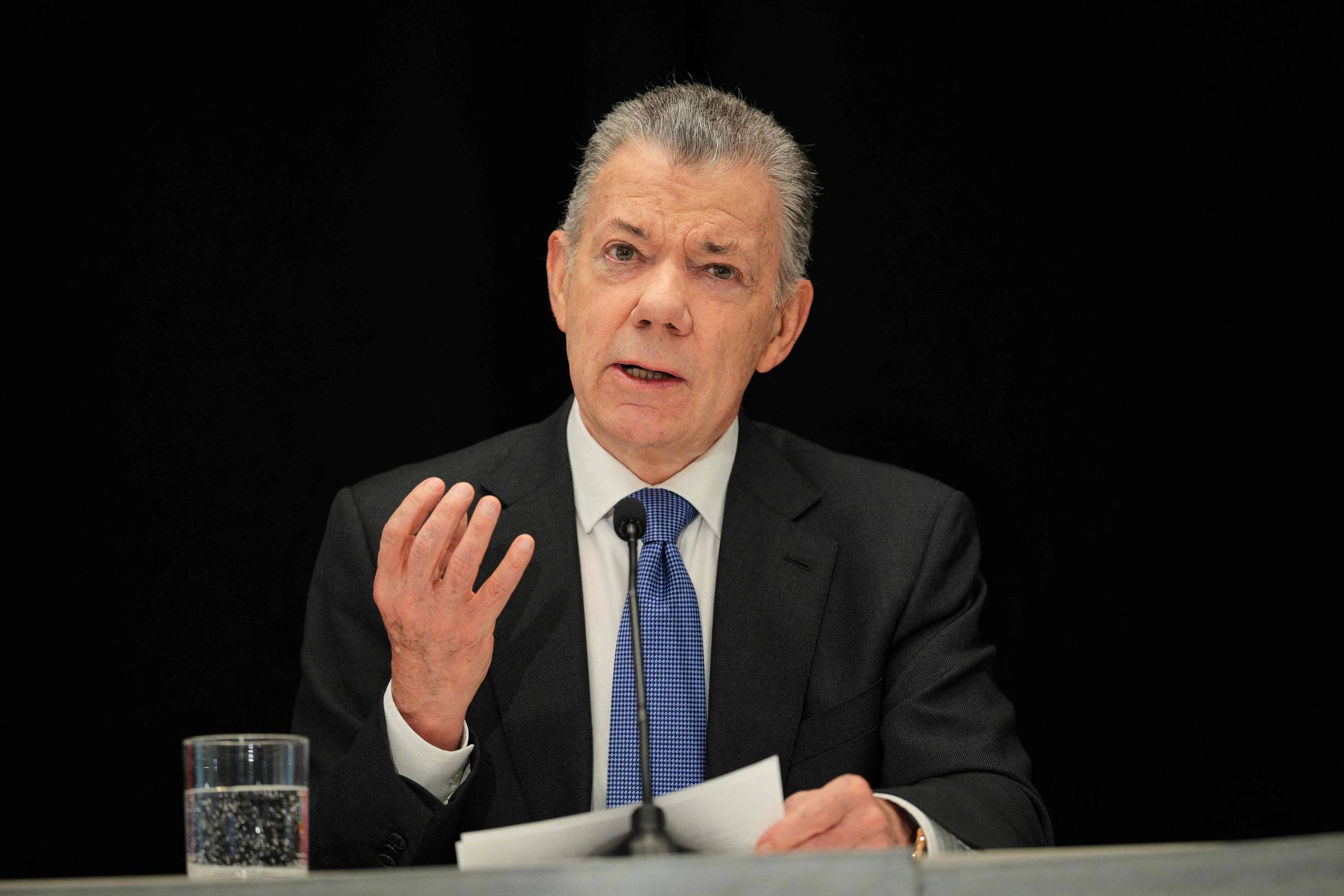 Guerra às drogas aumenta lucros do narcotráfico, afirma ex-presidente colombiano Ex-presidente da Colômbia e vencedor do Nobel da Paz, Juan Manuel Santos, em um evento em Washington, nos Estados Unidos (Foto: Kayla Bartkowski - 28.jan.25/Getty Images via AFP)
