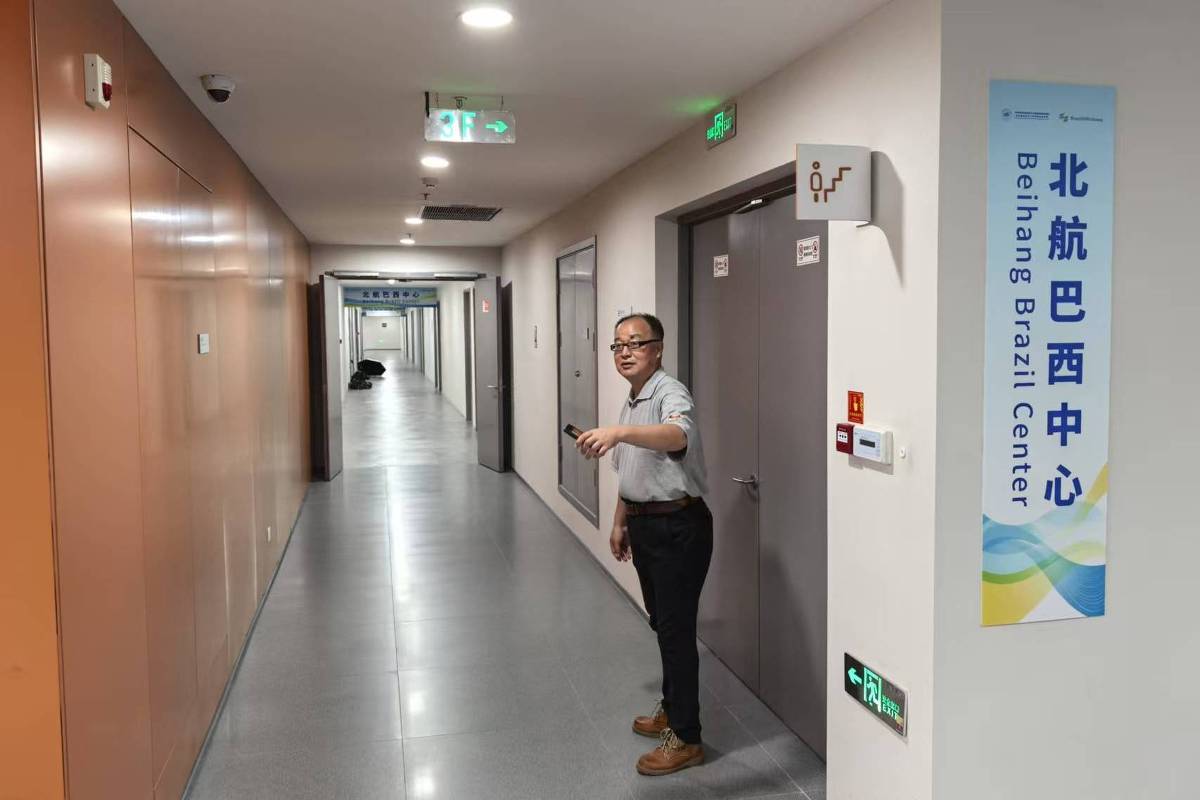 Universidade Beihang inaugura centro de apoio a estudantes e professores brasileiros Professor Diao Xungang na entrada do Centro Beihang Brasil, em Hangzhou, na China, em 12 de junho de 2025 (Foto: Nelson de Sá/Folhapress)