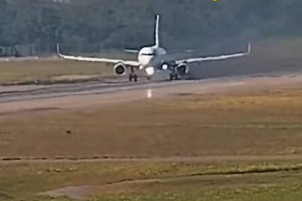 Avião aborta decolagem em Guarulhos após soltar fumaça durante aceleração Avião solta fumaça no Aeroporto de Guarulhos (Foto: canal SBGR Live)