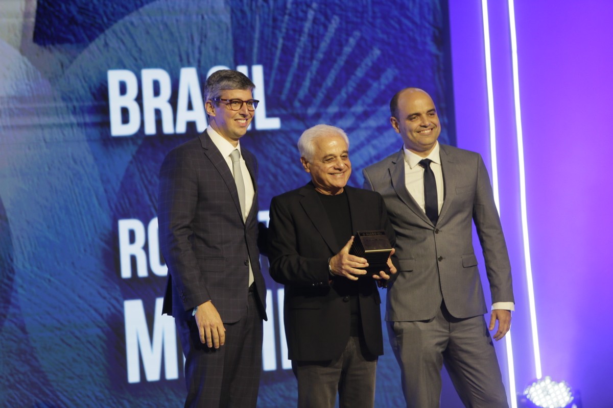 Roberto Medina recebe Prêmio Faz Diferença pelos 40 anos do Rock in Rio Cerimônia de entrega do Prêmio Faz Diferença, no Teatro do Copacabana Palace. Paulo Celso Pereira, editor executivo e Thiago Prado, editor de Política e Brasil, entregam o prêmio Brasil para Roberto Medina (Foto: Marcelo Theobald / Agência O Globo)
