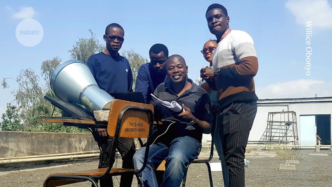Astrônomos revelam como seguir carreira na astronomia e explorar o universo Willice Obonyo (sentado) mostra a seus alunos da Universidade Técnica do Quênia como usar um telescópio de rádio de mesa para observar emissões de rádio. (Foto: Willice Obonyo)