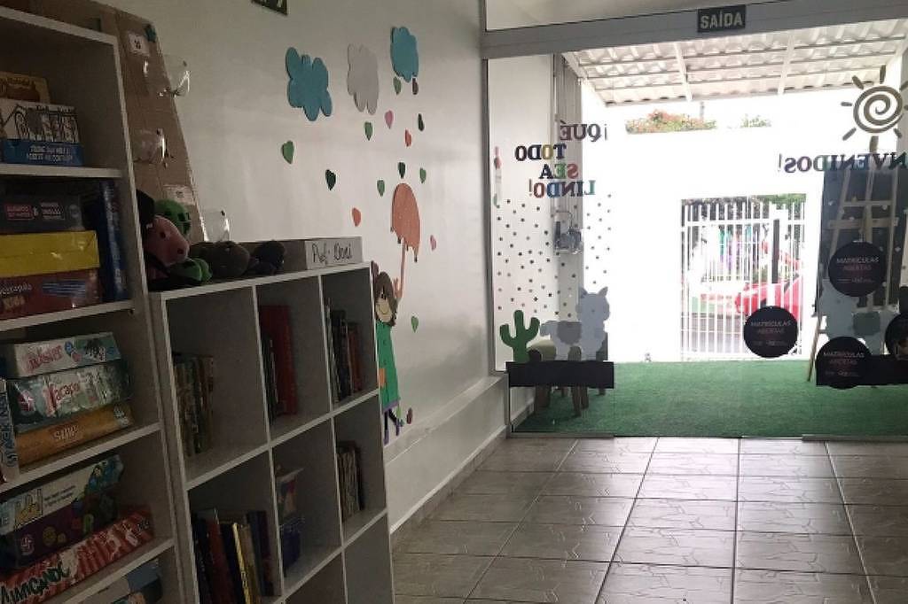 Criança é encontrada amarrada em cadeira em creche na região metropolitana de Curitiba Imagem da Shanduca Escola Infantojuvenil, localizada no bairro Iguaçu, em Araucária, na região metropolitana de Curitiba (Foto: shanduca.com.br)