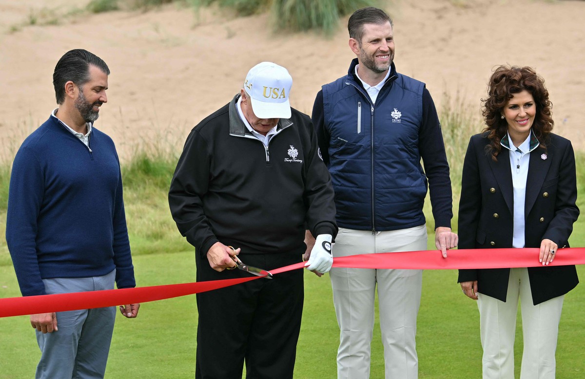 Trump utiliza a Casa Branca para aumentar a fortuna familiar com memecoins e resorts Presidente dos EUA, Donald Trump, inaugura campo de golfe na Escócia ao lado dos filhos (Foto: ANDY BUCHANAN / AFP)