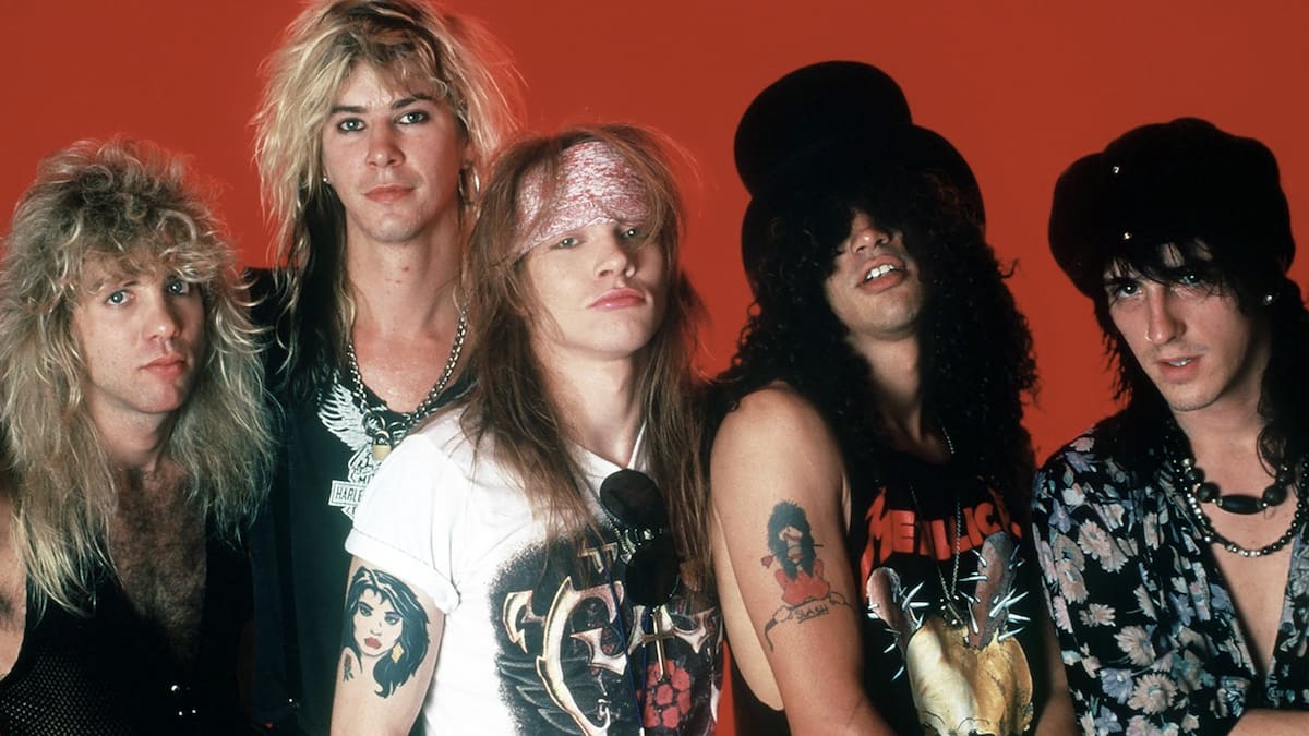Slash, com seu chapéu de copa, em uma imagem do Guns N' Roses de 1988. (Foto: Icon and Image)