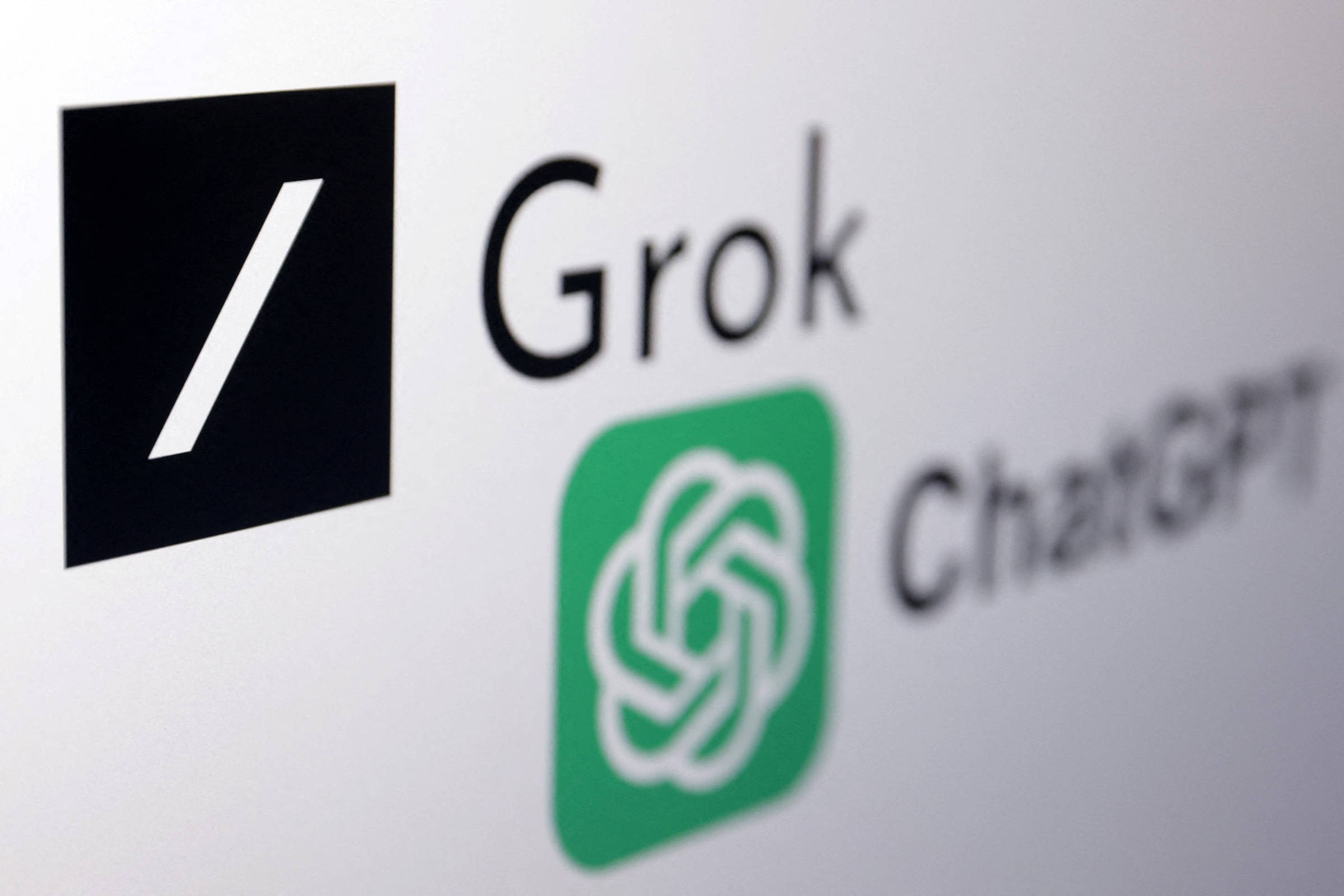 Entenda como funcionam os chats de inteligência artificial na prática Logo do ChatGPT, da OpenAI, e Grok, da xAI, dois dos modelos de IA disponíveis no mercado (Foto: Dado Ruvic - 11.mar.25/REUTERS)