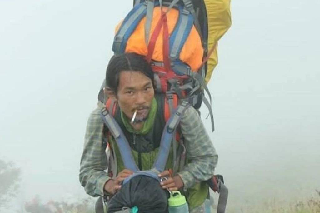 Taxa de 20% e vaquinha para socorrista de Juliana Marins são explicadas Agam, um alpinista indonésio que ajudou a resgatar o corpo de Juliana Marins no monte Rinjani (Foto: @agam_rinjani)