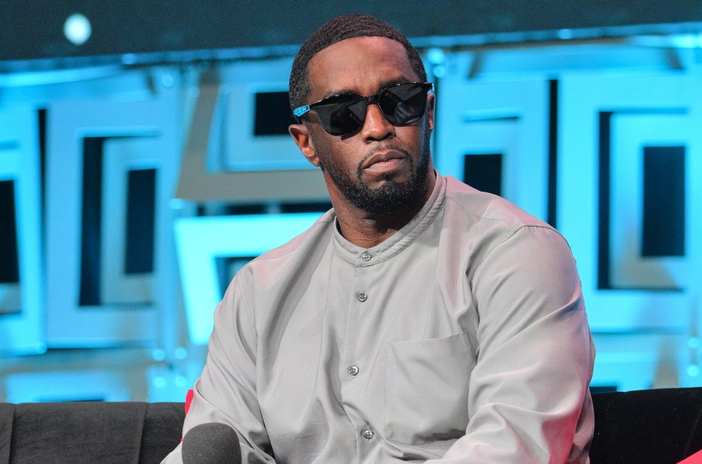 Diddy recebe aplausos de detentos após vitória judicial, afirma advogado Sean “Diddy” Combs recebeu aplausos de outros detentos ao retornar à prisão após ser absolvido de acusações que poderiam resultar em prisão perpétua. (Foto: Reprodução)