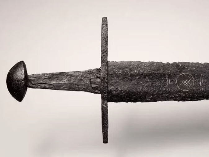 Espada da Idade Média foi descoberta por acaso na Holanda (Foto: Divulgação/Ruben de Heer/ijksmuseum van Oudheden)