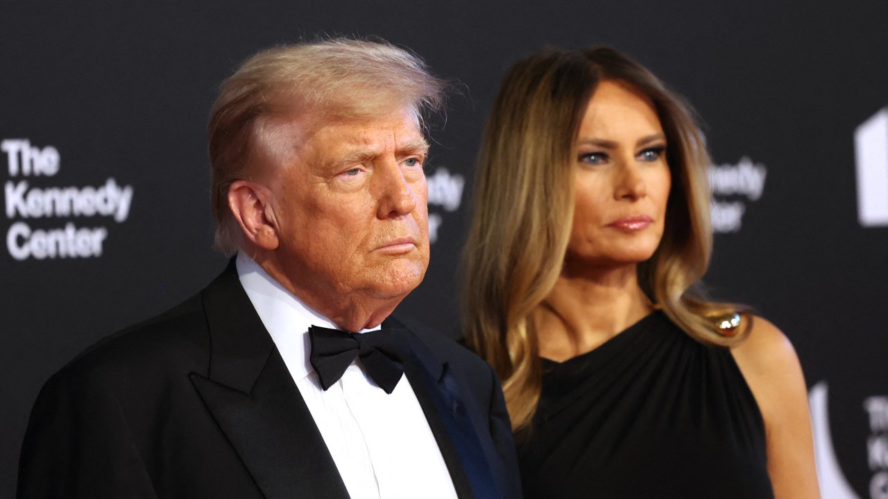 O presidente dos EUA, Donald Trump, e sua esposa Melania chegando na estreia do musical "Les Misérables" no Kennedy Center. 11/06/2025 (Foto: Alex Wroblewski/AFP)