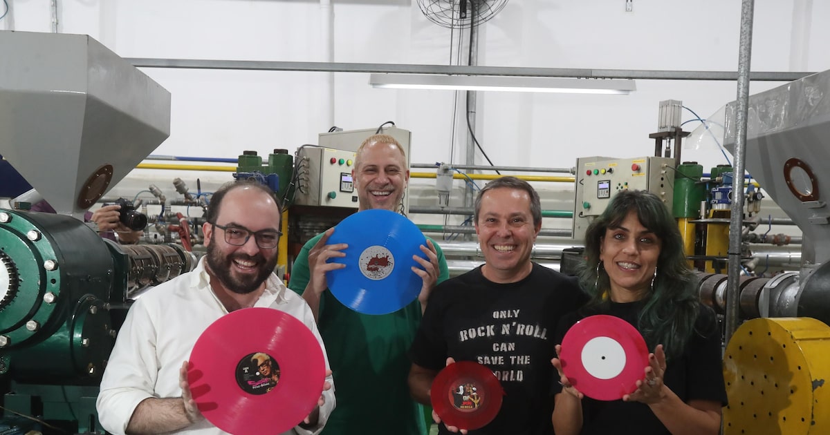 Projeto resgata clássicos da música brasileira em edições especiais de vinil Ramon Duccini (Raridades Discos), Michel Nath (Vinil Brasil), Fred Cesquim (Record Collector) e Veridiana Lima (Vinil Brasil) na fábrica Vinil Brasil, em São Paulo (Foto: Alex Silva/Estadão)